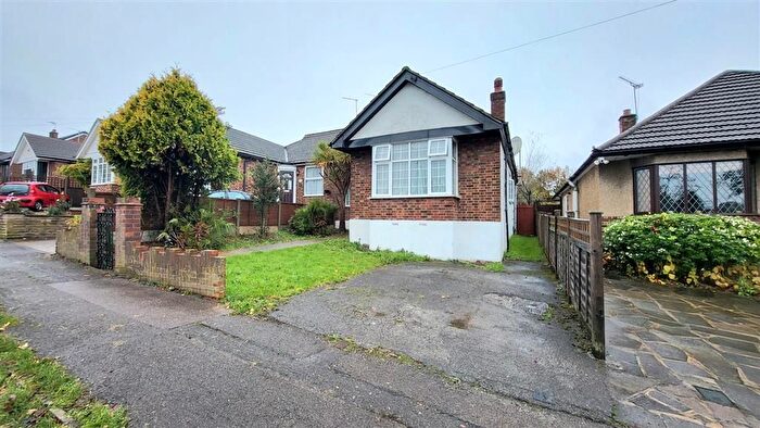 3 Bedroom Bungalow To Rent In Park Avenue, Potters Bar, EN6