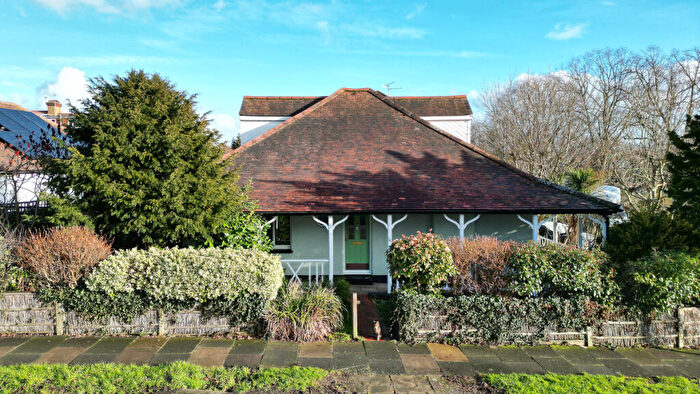 2 Bedroom Chalet For Sale In Kingswood Chase, Leigh-on-sea, SS9