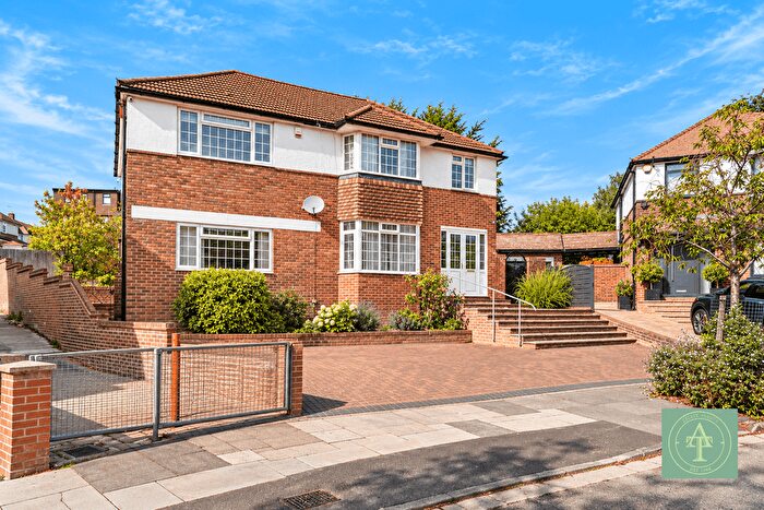 5 Bedroom Detached House For Sale In Lincoln Avenue, Southgate, London, N14