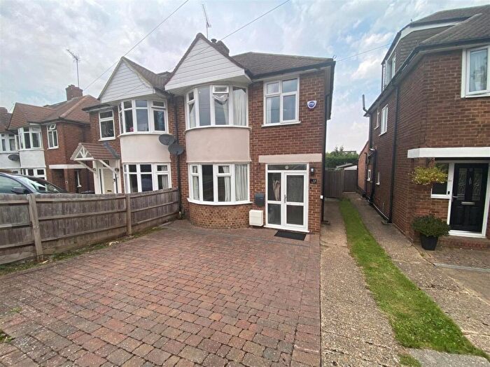 3 Bedroom Semi-Detached House To Rent In Ormesby Drive, Potters Bar, EN6