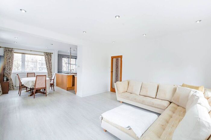 2 Bedroom Flat To Rent In Avenue Road, St John's Wood, London, NW8