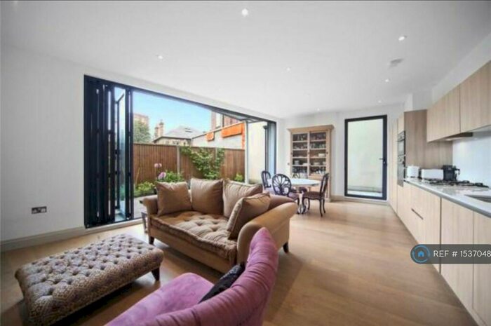 3 Bedroom Flat To Rent In York Road, London, SW11