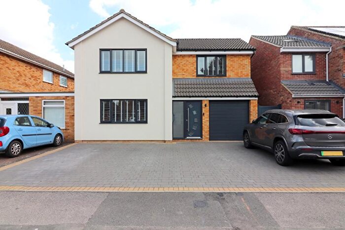 4 Bedroom Detached House For Sale In Turnpike Drive, Luton, Bedfordshire, LU3