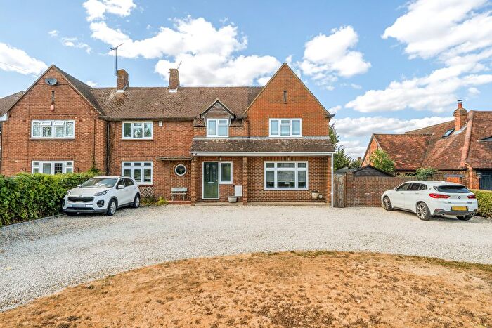4 Bedroom Semi-Detached House For Sale In Swan Cottage Harcourt Road, Maidenhead, SL6