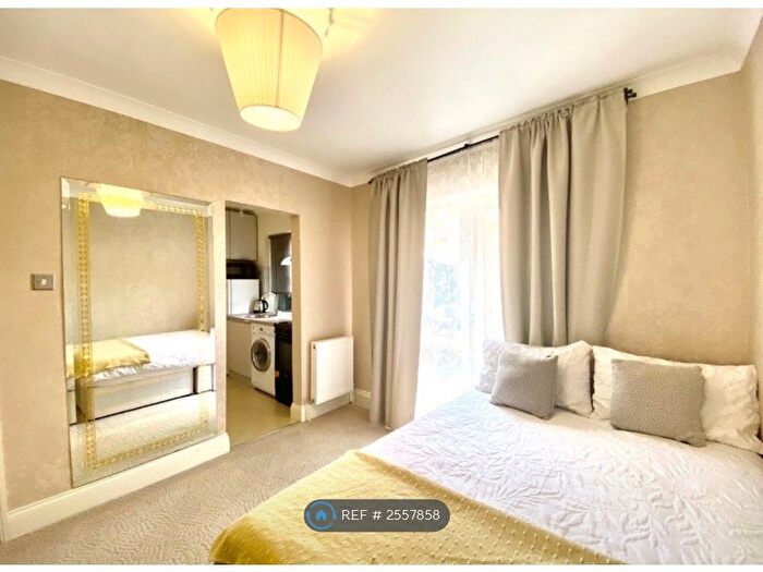 Studio To Rent In London, London, W3