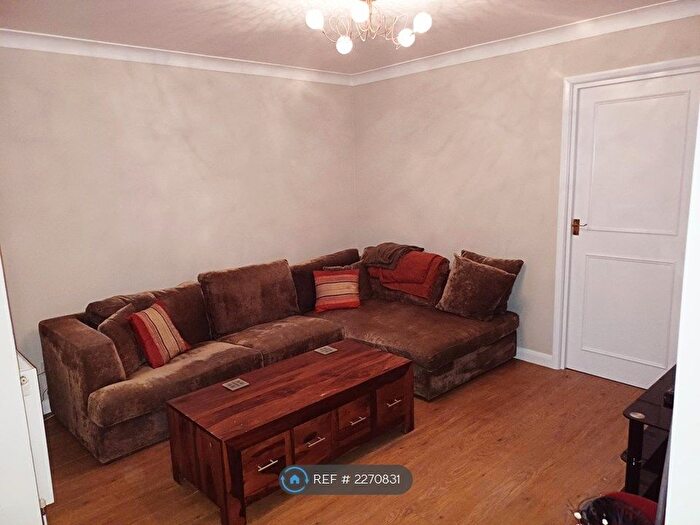 2 Bedroom Flat To Rent In Belgrave Court, London, SW8