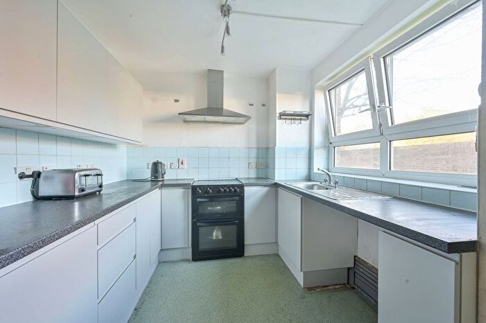 3 Bedroom Flat To Rent In Mere Close, West Hill, London, SW15