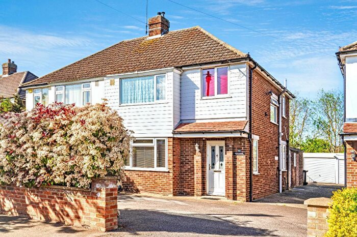 3 Bedroom Semi-Detached House For Sale In Aylesbury Road, Bedford, MK41