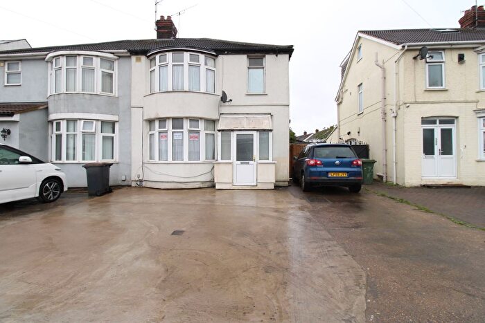 3 Bedroom Semi Detached House To Rent In Leagrave Road, Luton, LU3