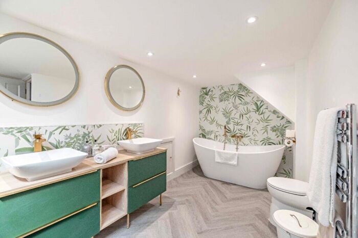 2 Bedroom Flat To Rent In Kings Road, Windsor, Berkshire, SL4