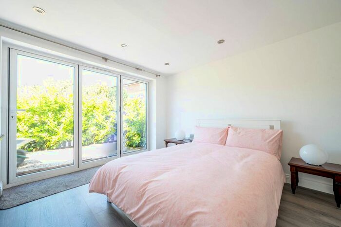 2 Bedroom Flat To Rent In Malden Road, New Malden, KT3