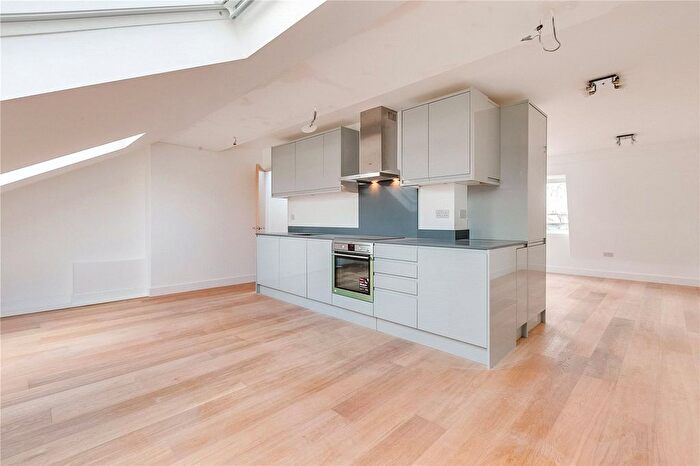 3 Bedroom Flat To Rent In Shepherds Bush Road, London, W6