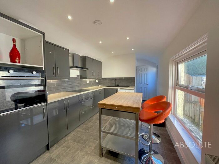 2 Bedroom Flat To Rent In Parkfield Road, Torquay, Devon, TQ1