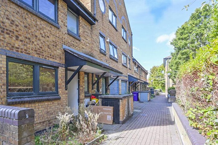 3 Bedroom Flat To Rent In Taeping Street, Isle Of Dogs, London, E14
