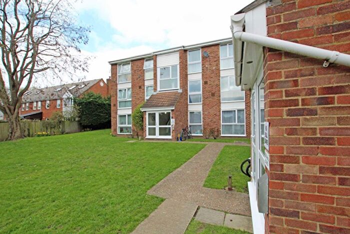2 Bedroom Flat To Rent In Oakley Close, Isleworth, TW7