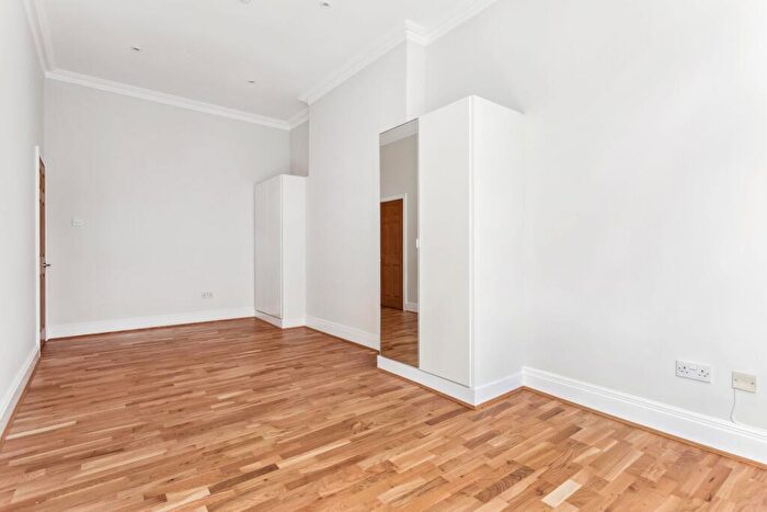 3 Bedroom Flat To Rent In Palm Court, NW3