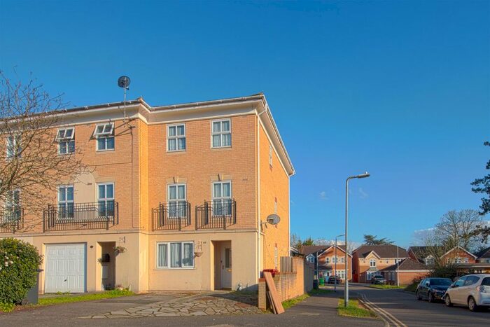 5 Bedroom Town House To Rent In Hurworth Avenue, Langley, SL3