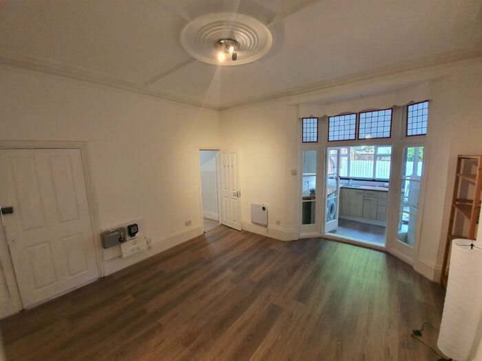 Flat To Rent In Walm Lane, Willesden Green, NW2