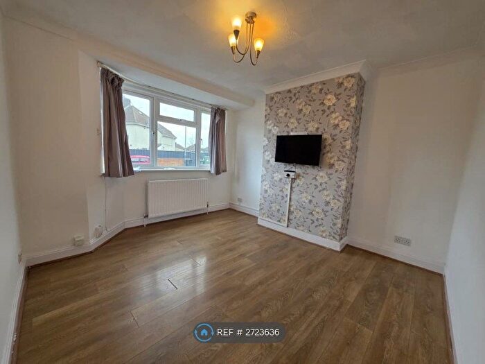2 Bedroom Flat To Rent In Holmleigh Avenue, Dartford, DA1