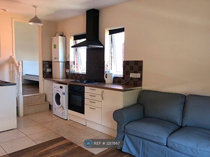 1 Bedroom Flat To Rent In Oakwood Avenue, Leeds, LS8