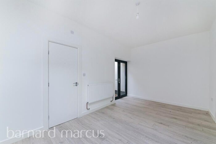 Apartment To Rent In Ridge Road, Sutton, SM3