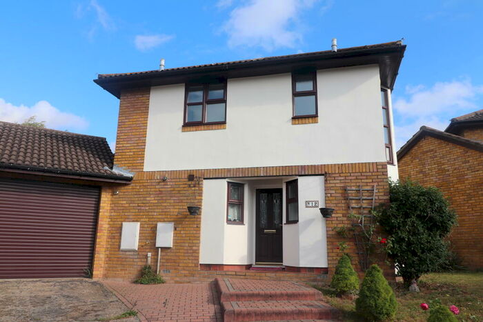 3 Bedroom House To Rent In Wheatfield Way, Langdon Hills, SS16