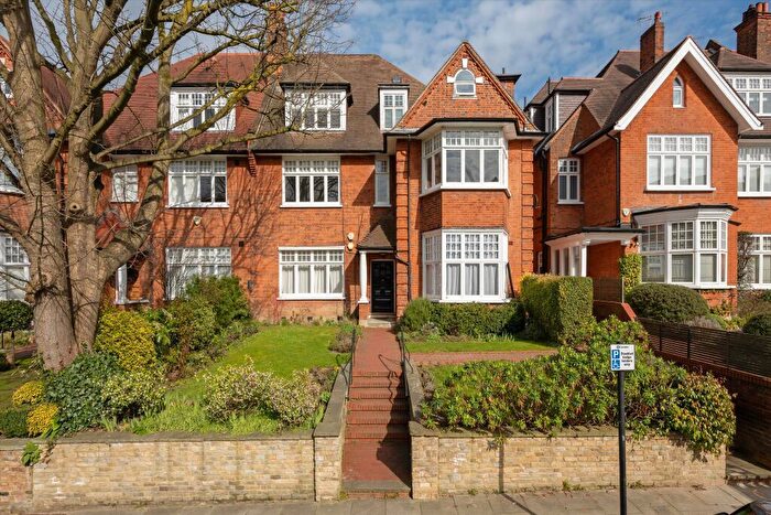 3 Bedroom Apartment To Rent In Bracknell Gardens, Hampstead, London, NW3