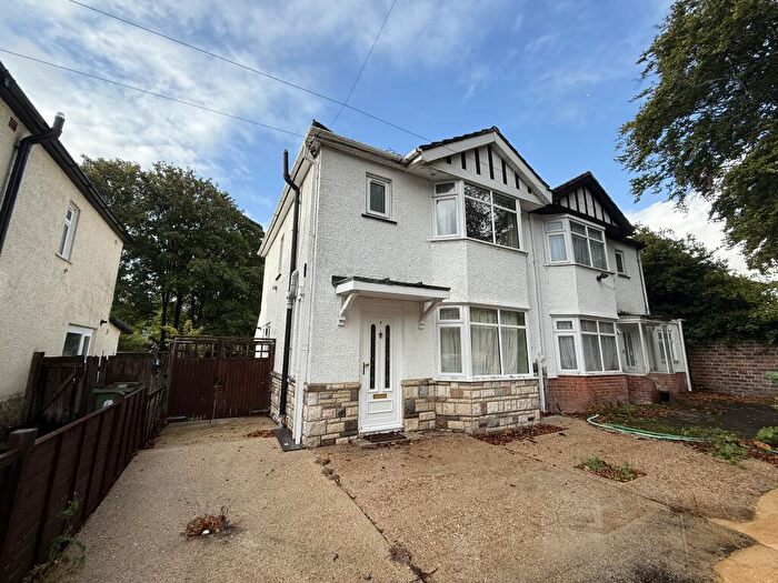 4 Bedroom Semi-Detached House To Rent In Honeysuckle Road, SO16