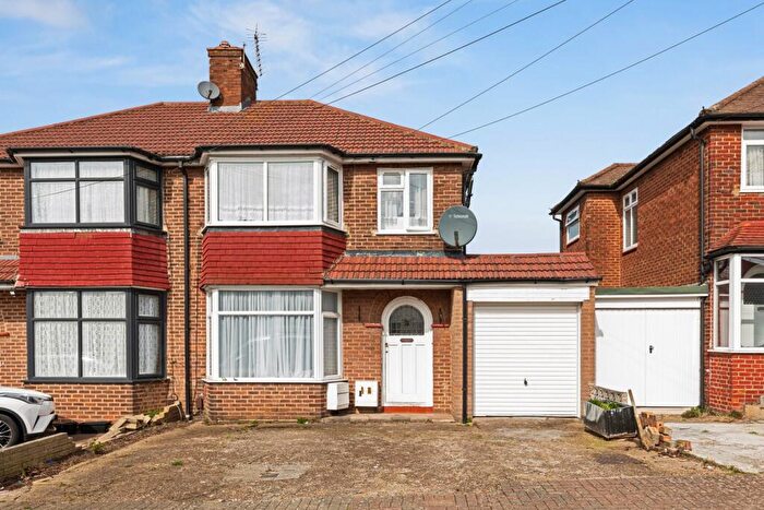 2 Bedroom Maisonette For Sale In Dryburgh Gardens, London, NW9