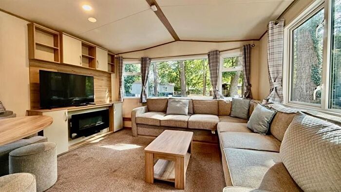 3 Bedroom Park Home For Sale In Southampton Rd, Fordingbridge, SP6
