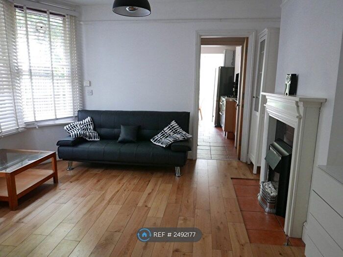 2 Bedroom Flat To Rent In Waller Road, London, SE14