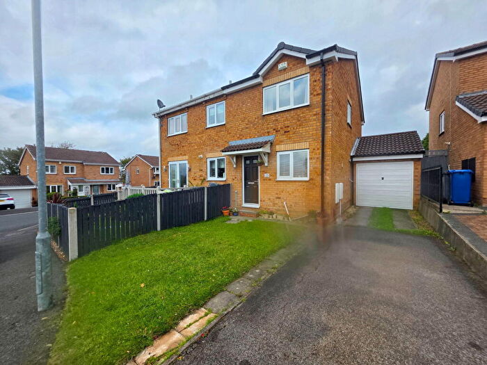 3 Bedroom Semi-Detached House For Sale In Redcliffe Close, Barnsley, S75