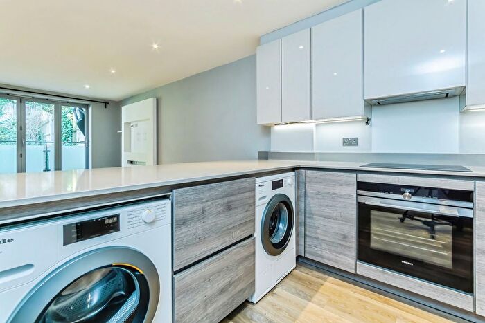 2 Bedroom Flat For Sale In Croydon Road, Caterham, Surrey, CR3