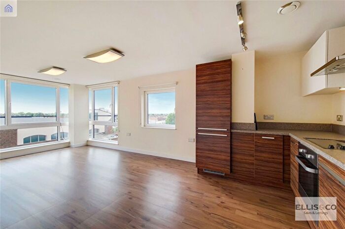 2 Bedroom Flat To Rent In The Green, Southall, UB2