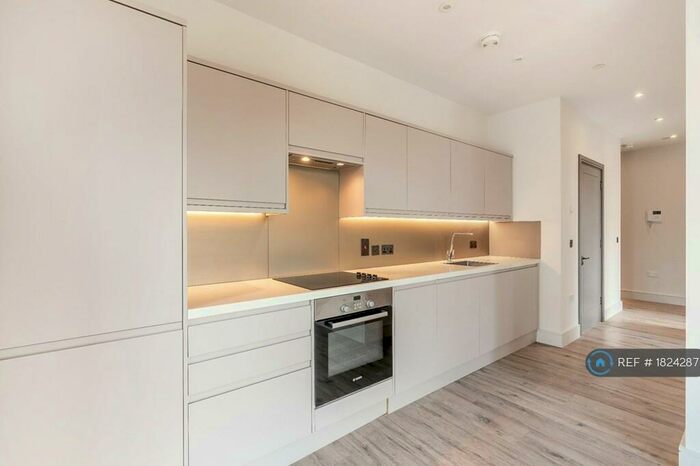 2 Bedroom Flat To Rent In Elvian House, Slough, SL1