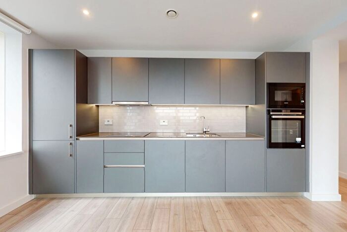 2 Bedroom Flat To Rent In New Lion Way, London, SE17