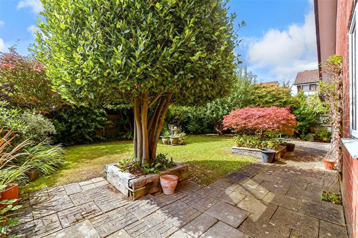 4 Bedroom Detached Bungalow For Sale In Knights Meadow, Uckfield, East Sussex, TN22