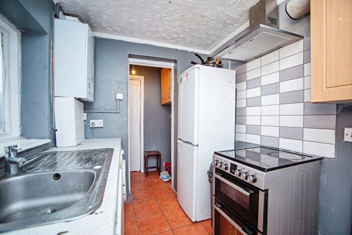 3 Bedroom Terraced House For Sale In Luton Road, Chatham, ME4