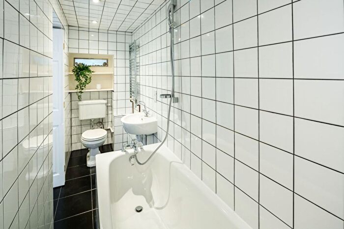 1 Bedroom Flat For Sale In New Cross Road, London, SE14