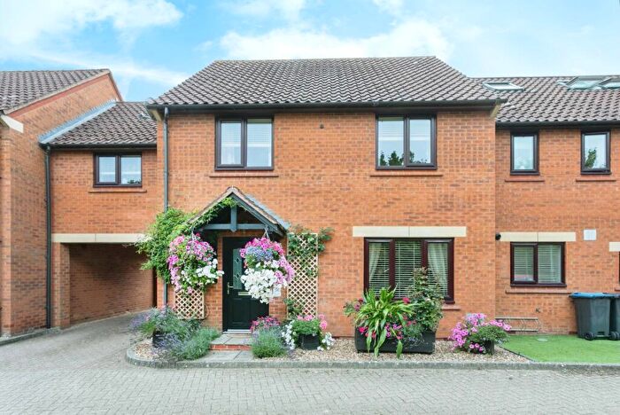 4 Bedroom Terraced House For Sale In Rowton Heath, Oakhill, Milton Keynes, Buckinghamshire, MK5
