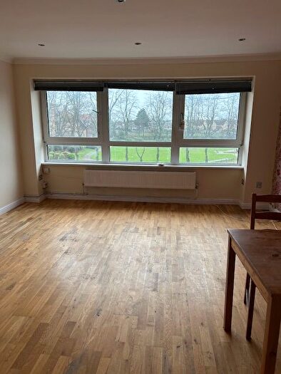 2 Bedroom Flat To Rent In Eastern Avenue, Ilford, IG2