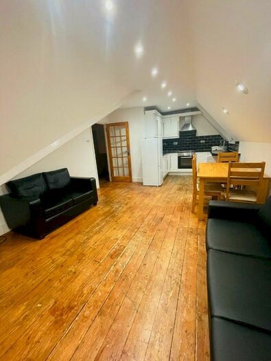 2 Bedroom Flat To Rent In Bedford Hill, Balham, SW12