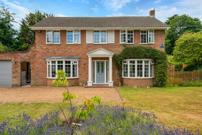 4 Bedroom House To Rent In Yardley Close, Reigate, RH2