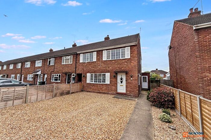 3 Bedroom End Of Terrace House For Sale In Spencer Avenue, Stanground, Peterborough, PE2