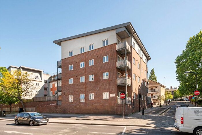 3 Bedroom Flat For Sale In Bradstock Road, Homerton, E9