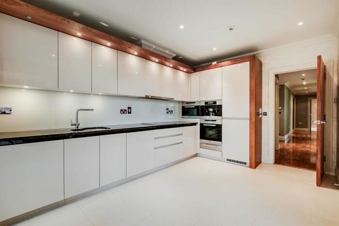 3 Bedroom Flat To Rent In Unwin Court, Beaumont Close, London, N2