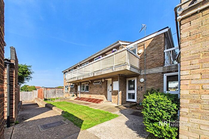 1 Bedroom Flat For Sale In Gatley Avenue, West Ewell, Surrey., KT19