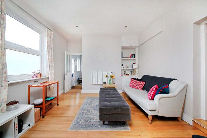 2 Bedroom Flat To Rent In Earlsfield Road, Wandsworth, SW18