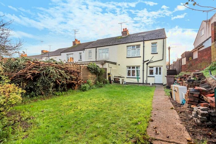 3 Bedroom End Of Terrace House To Rent In St. Marys Road, Gillingham, ME7