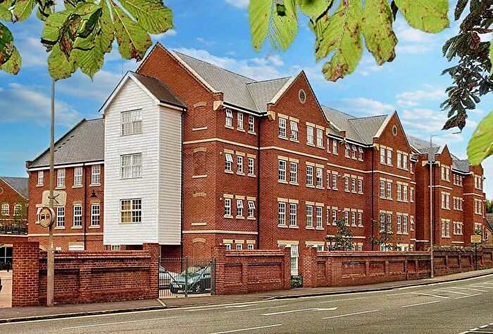 2 Bedroom Flat For Sale In Florey Gardens, Aylesbury, HP20